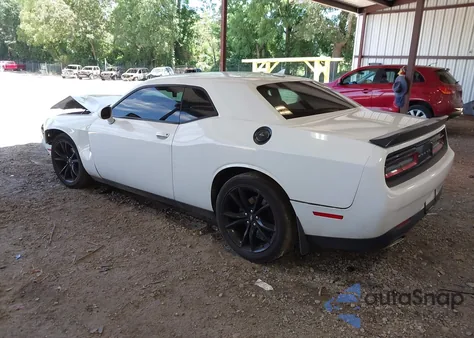 2017 Dodge Challenger Sxt z USA, uszkodzony, nr VIN 2C3CDZAG8HH532142